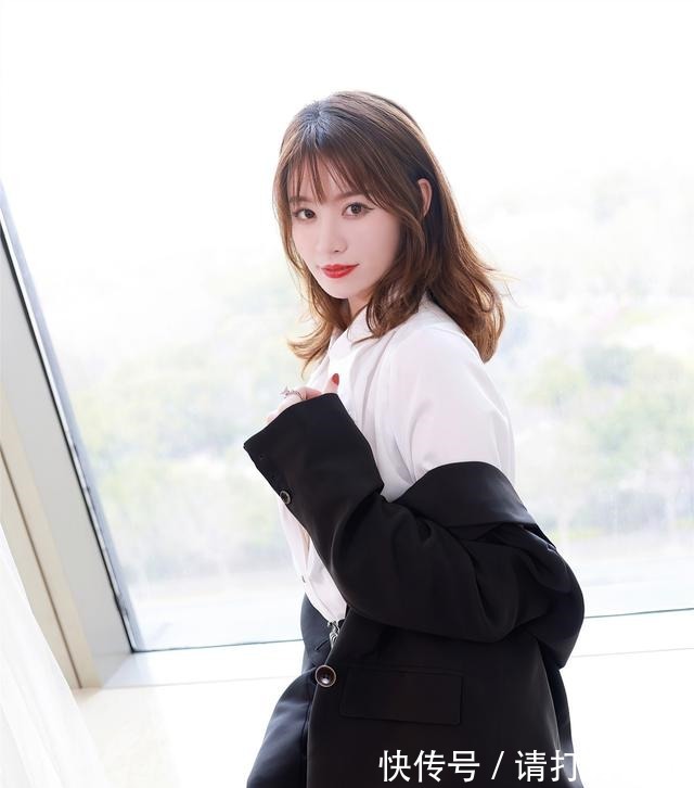 在职场 白色的衬衫,很具高级感,下搭豹纹短裙,有一种时尚个性的感觉