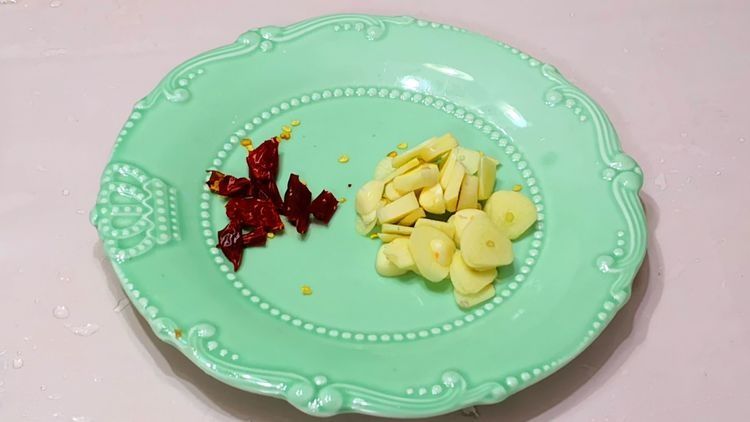 炒芹菜，不要直接下锅炒，多加1步，芹菜不变色，又脆又嫩又入味