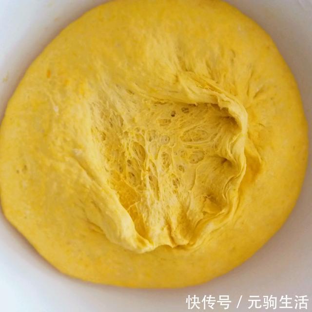 南瓜加面粉，除了发糕还能做成花，好吃又好看，真正的色香味俱全