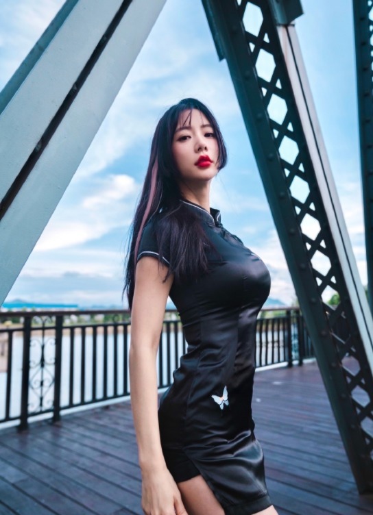 大长腿|克拉拉这身材绝了,粉色吊带配牛仔裤高挑时髦,曲线曼妙惹人羡