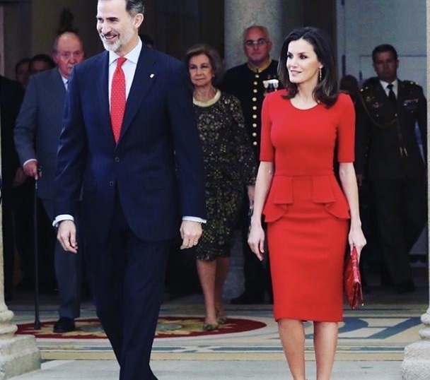 西班牙王后3穿4年前红裙,换掉浓妆散开头发太气质,更具王室风范