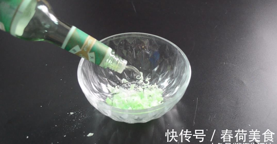 每次洗衣服时倒一点它, 衣服不管有多脏, 洗完后跟新的一样干净