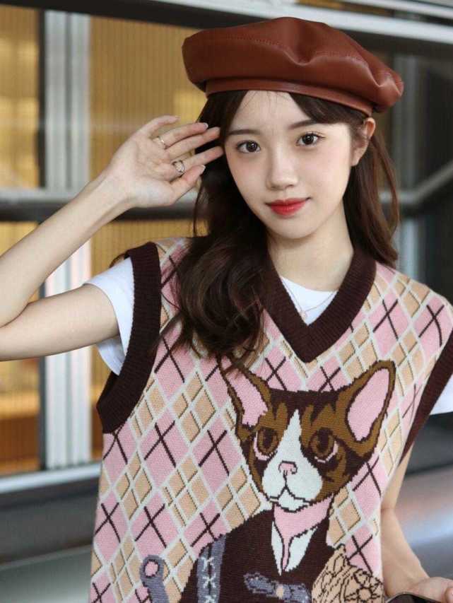 穿搭|今年“菱格纹”针织衫火了!搭配黑色半身裙和百褶裙,时髦显气质