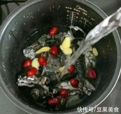 乌鸡|#我的养生日常-远离秋燥#乌鸡山药汤