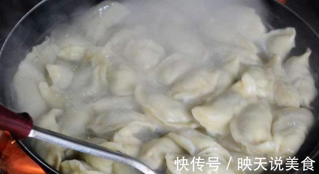 煮饺子要等水开再下锅吗掌握这几点,煮出的饺子不破皮,更劲道