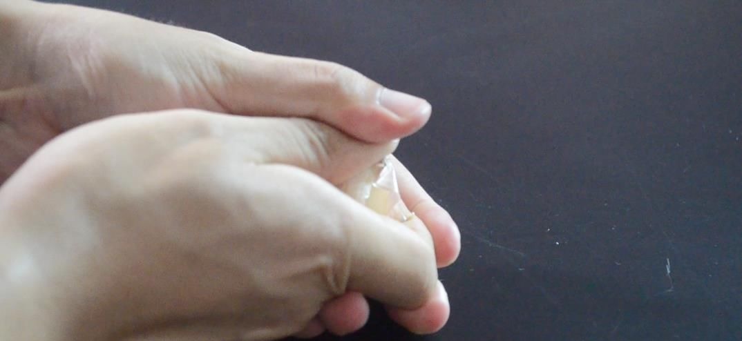 大蒜去皮不用手抠, 一个啤酒瓶盖就能搞定, 1分钟能剥一大碗