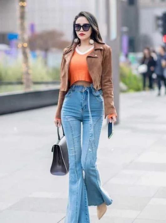 身姿|街拍:美女黑色的搭配显瘦显身姿,简约而又大气,展现出知性美的气质