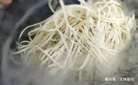 青椒肉丝面的家常做法，味道鲜美，好吃不油腻，做法简单