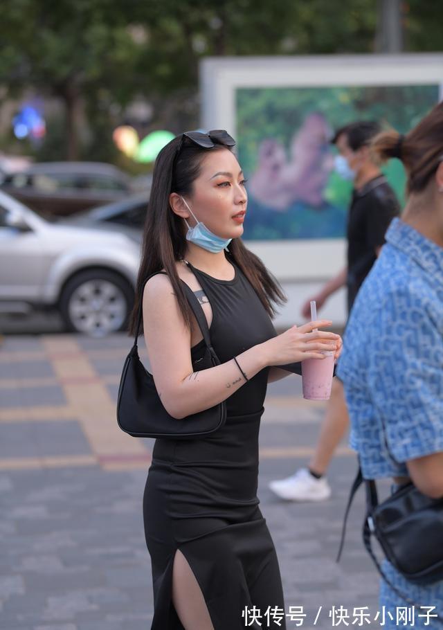 颜色 逛街的连衣裙美女，搭配风格时尚一些，简约休闲