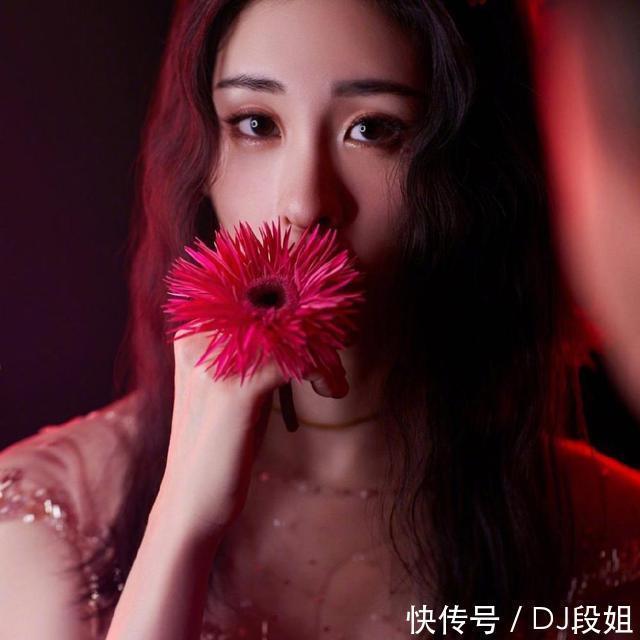 曾是那英组“四金花”,因吴莫愁与张碧晨闹翻,今事业爱情双丰收