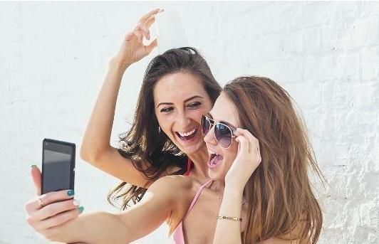 甜食|加速女人衰老的三个行为,熬夜不算什么,第一个可能你经常在做