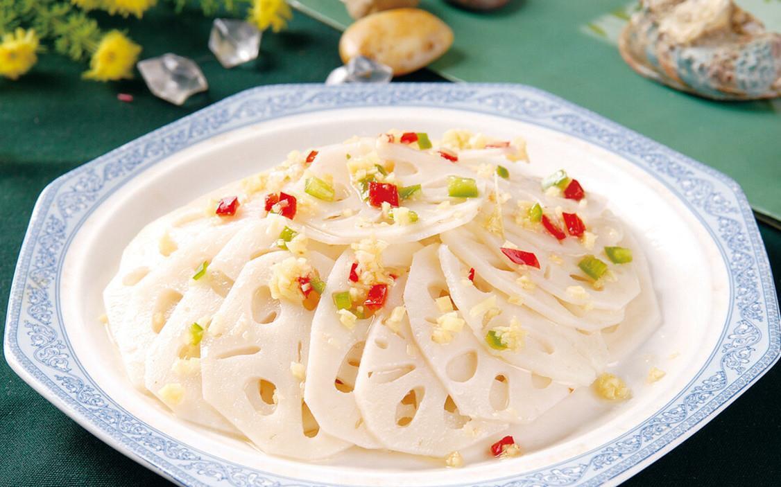 做凉拌藕片,为啥一焯水就变黑?大厨给你支两招,藕片洁白又脆嫩