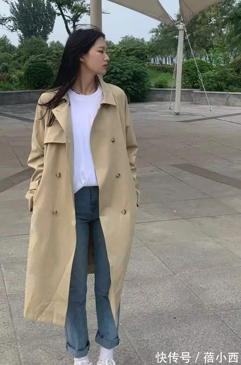 时髦 奔三奔四的女人,建议多穿“风衣”,这4种搭法简约时髦显气质