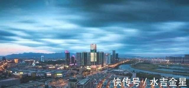 地皮|他花170亿在武汉买地,手里100多亿现金,还有500亿物业资产