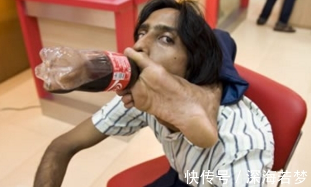 男孩|印度男孩胳膊能够绕到身体后面，韧性极强的“橡胶人”，厉害了