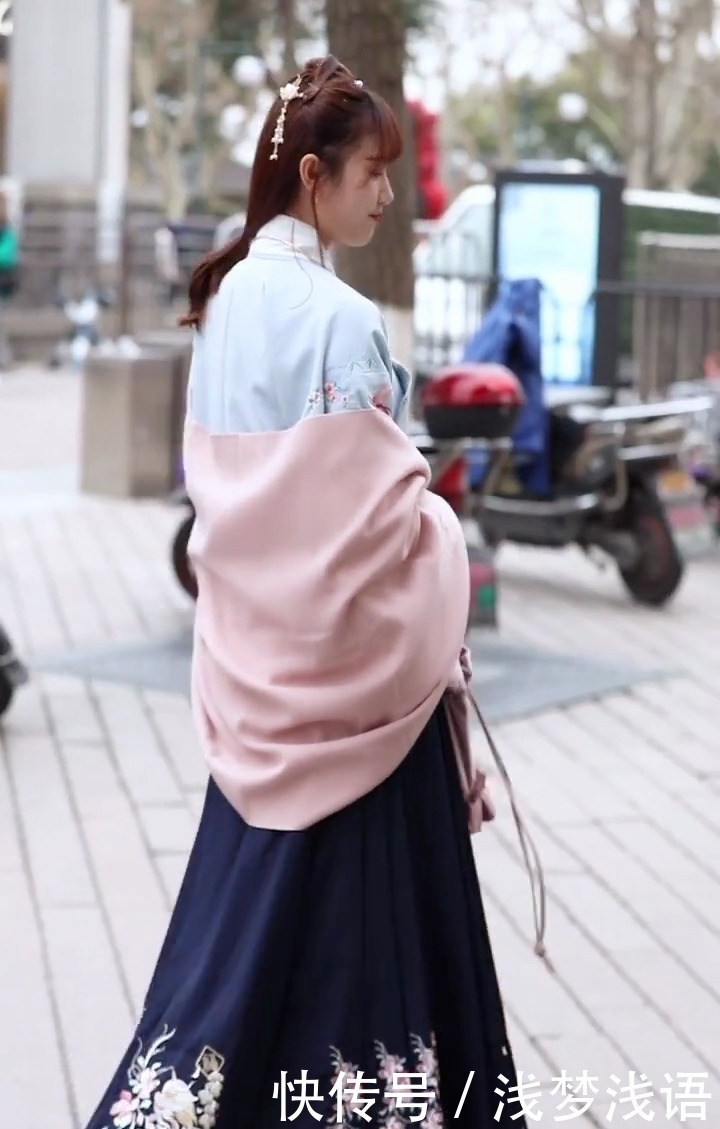 绽放|街拍一身汉服打扮,清纯中带着几分女人味,绽放十足的魅力