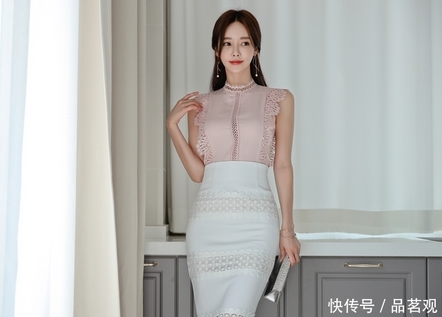 浅粉波纹无袖雪纺衫搭配花纹相间包臀裙,展现孙允珠清凉气质
