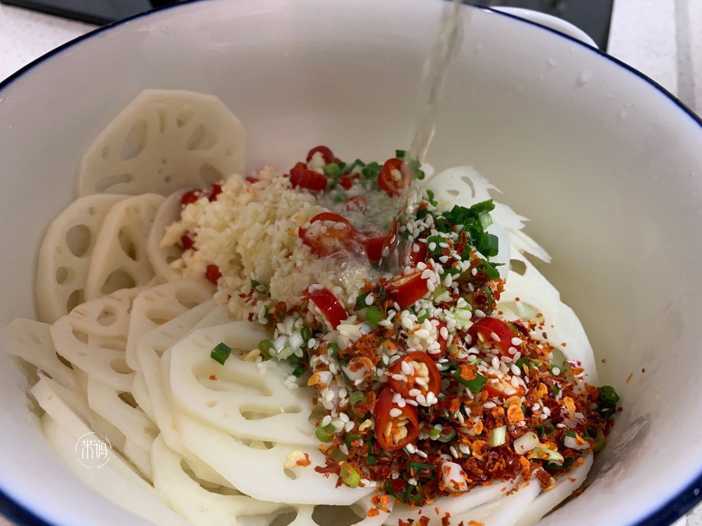 莲藕焯水就发黑,记住这个小技巧,莲藕白净又脆爽,好吃又入味