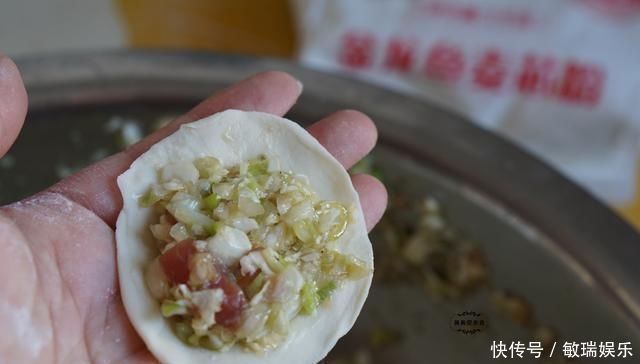 第一次用它来包饺子,超乎想象的好吃,皮薄大馅,个顶个的鲜