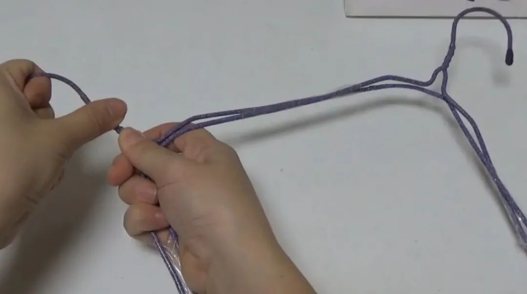 厨房|生活家:旧衣架别再扔了,折一折,放在厨房有大用处