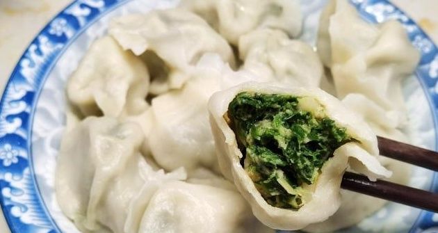 此菜的叶子常被扔掉，其实营养比茎高，冬天要多吃，包饺子吃真香