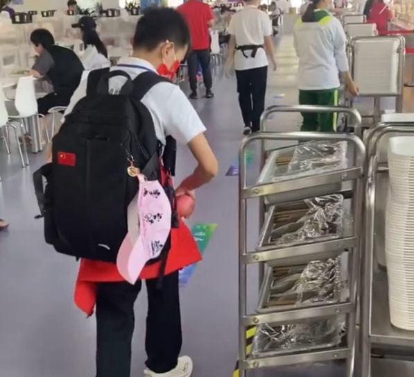 全红婵|全红婵管不住嘴?14岁天才少女吃嘛嘛香,饭后还不忘拿走小零食