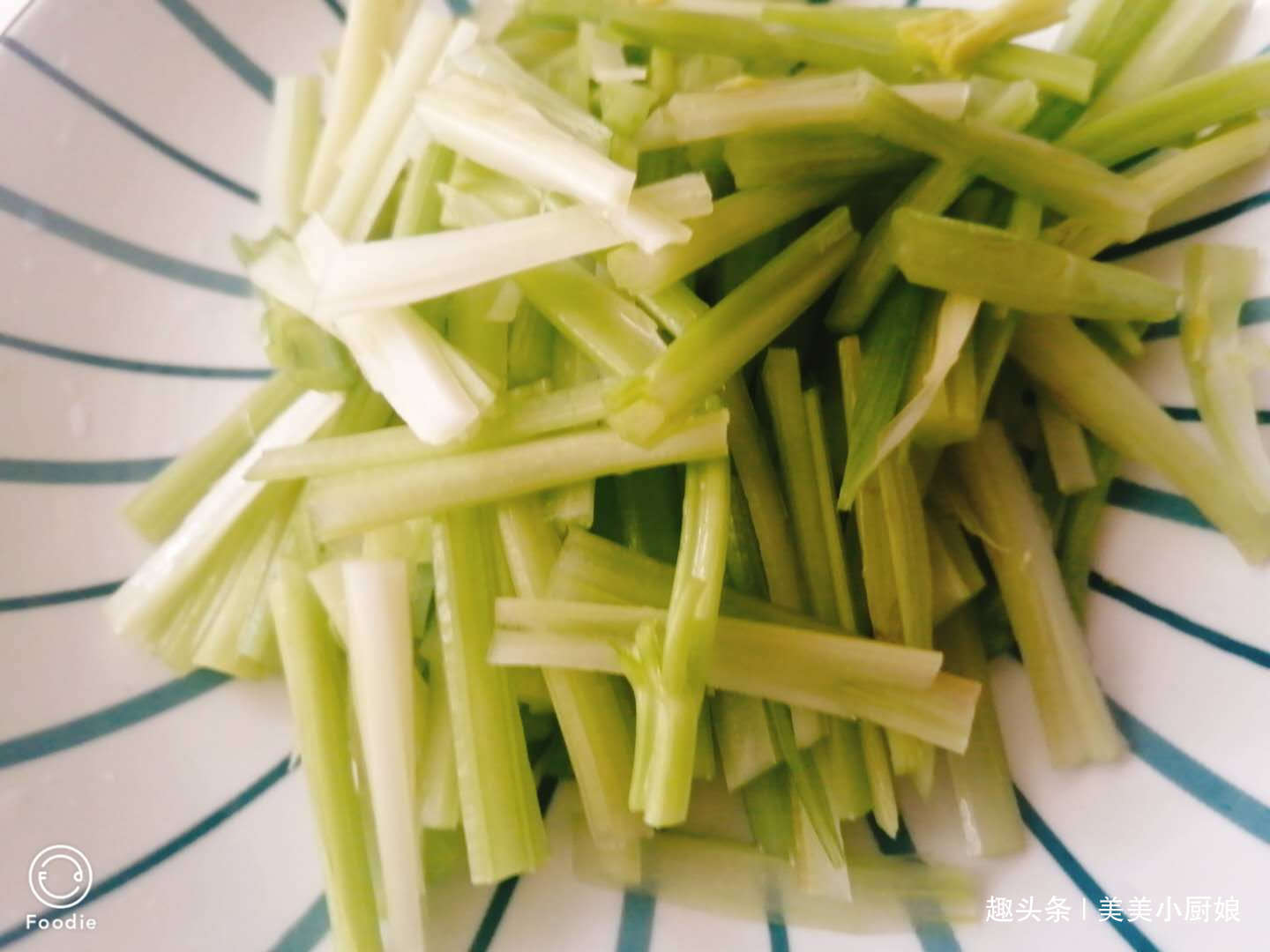 芹菜|这菜一炒就一大盘,鲜嫩可口,保护视力,关键很好吃