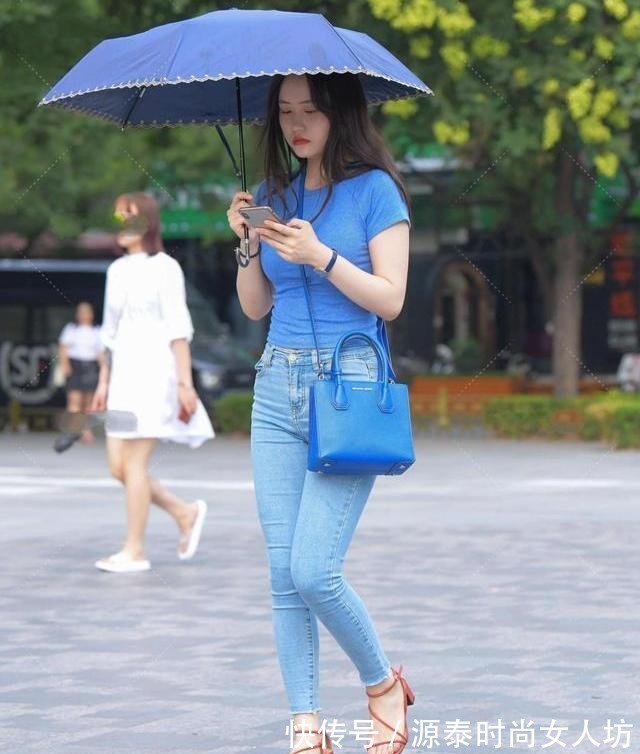 蓝色 蓝色圆领毛衣搭配修身牛仔裤,清新自然!