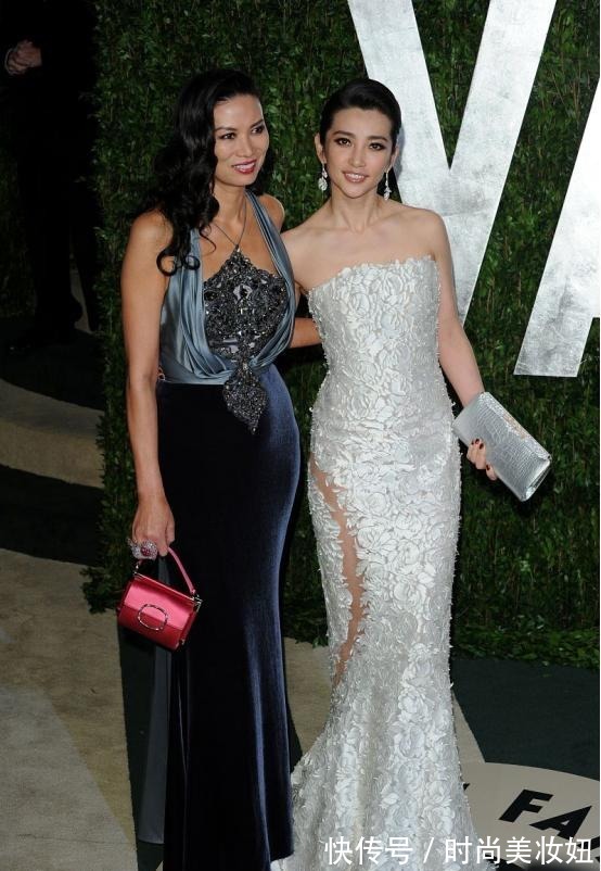 亮片|邓文迪越老越大胆,穿枫叶连衣裙大秀好身材,美成了全场焦点