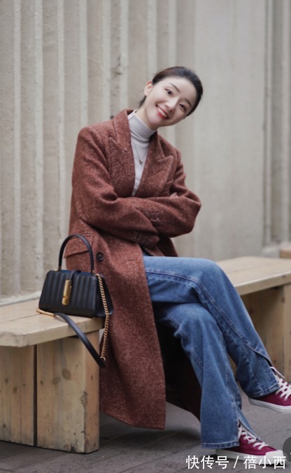 时髦|今年多穿“大衣”,内搭毛衣+牛仔裤,下搭帆布鞋、靴子时髦高级