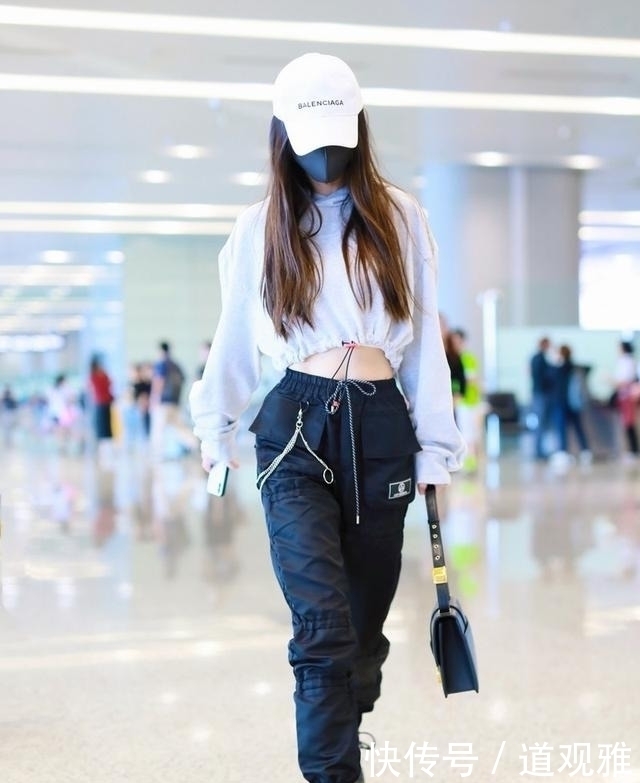 潮感|薇娅不是明星却有潮感,白T恤配粉裤秀身材,甜美清新哪像35岁