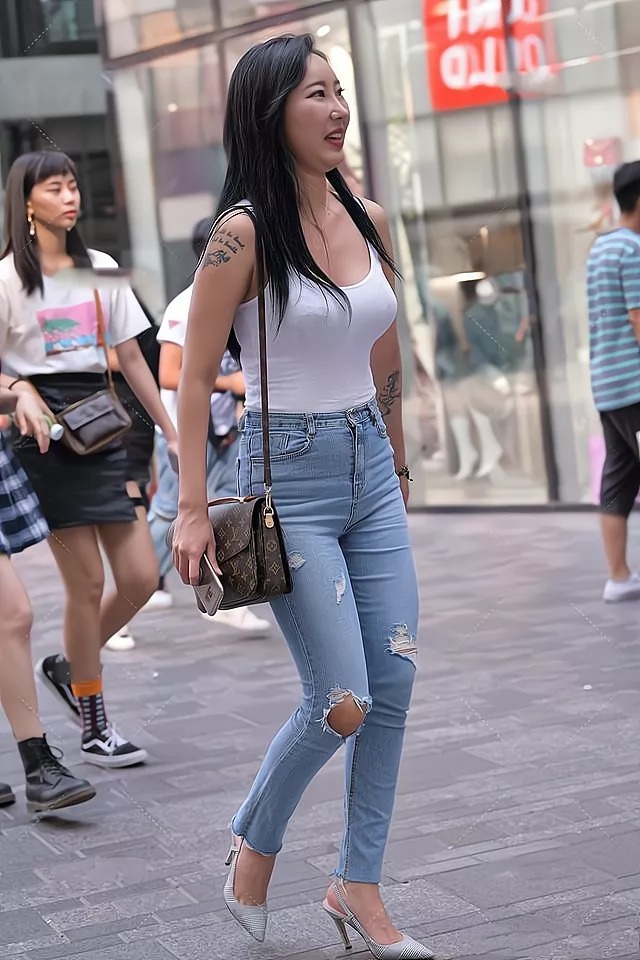 搭配 穿腻了牛仔裤配T恤的穿搭?那就试试搭配背心吧,简单复古又个性