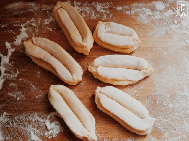 在家炸油条详细解析提前一天用温牛奶和面,下锅前必须使劲拉扯