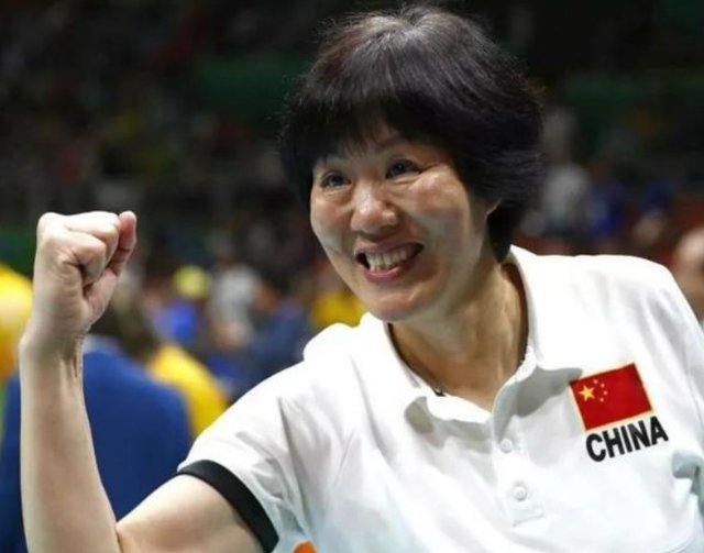 天才|女排天才毀約赴美深造，郎平鏡頭前哽咽聲明，宣布她被永久除名