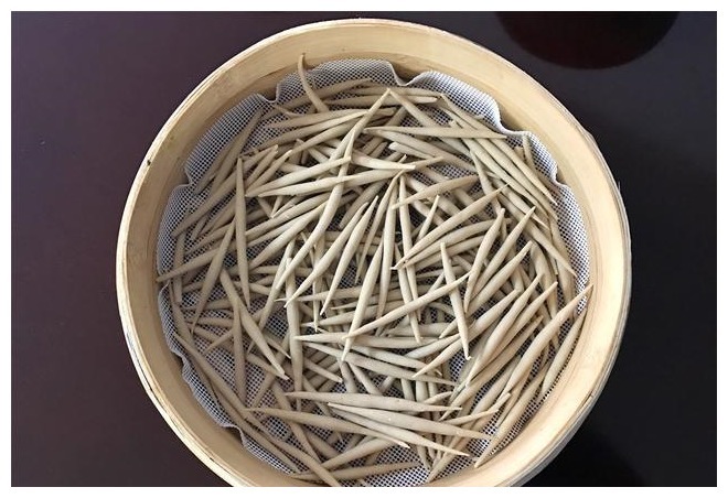 宅家不出门，教你做特色面条，不切不擀，用手一搓，1碗不够吃