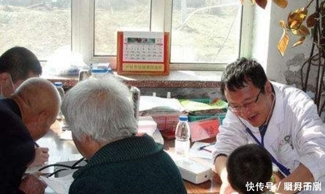 母亲带着孩子去看病，医生夸孩子长得俊，身旁的大爷偷偷报了警