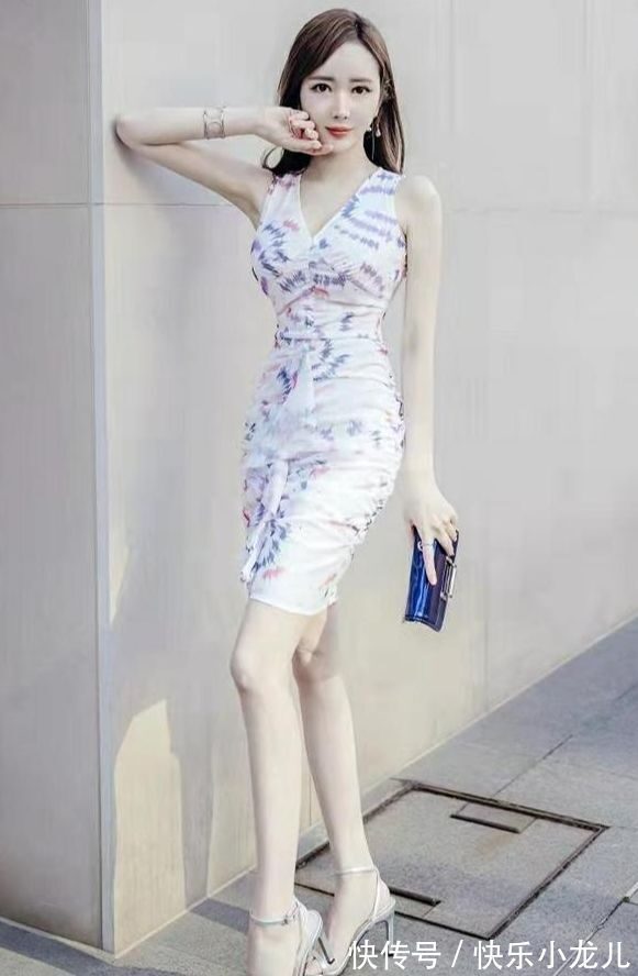 碎花 无袖背心碎花连体包臀裙的穿搭,彰显美与气质