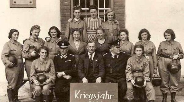 纳粹|二战时期德国女兵的风采,图6是纳粹的标志性动作