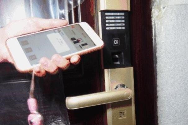 被偷|小型手机锁，坐地铁再也不怕手机被偷了，这设计可以啊！