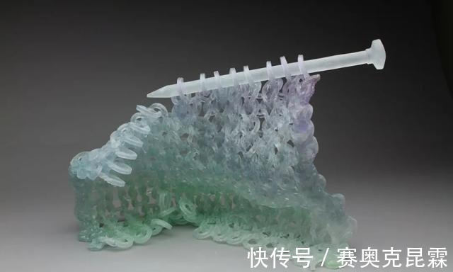 色彩#她是用玻璃雕塑“织毛衣”的第一人,这质感极其逼真!手太牛逼了