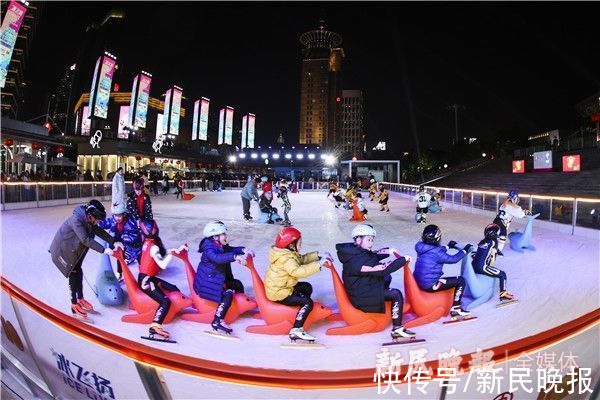 冰雪运动|冬奥前奏丨上海最浪漫的冰场回来了！去东方明珠滑冰，约吗？