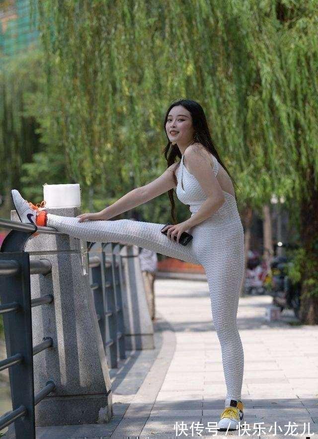 窈窕 独特优雅的打底裤装扮简约不失高端,勾勒出窈窕身姿,时尚成熟