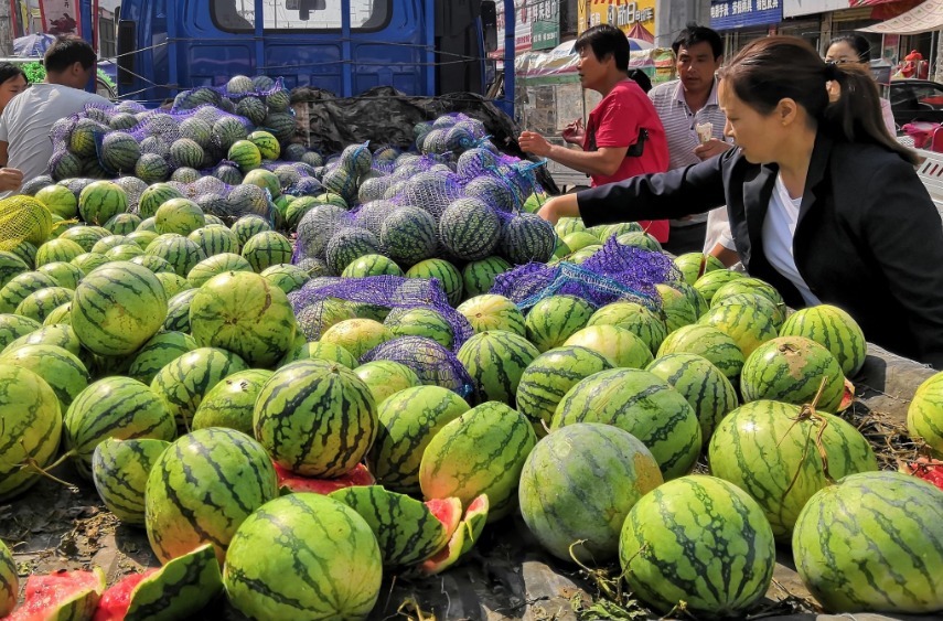 在超市或水果店，为何西瓜要切两半卖老板说出4点，原来有门道