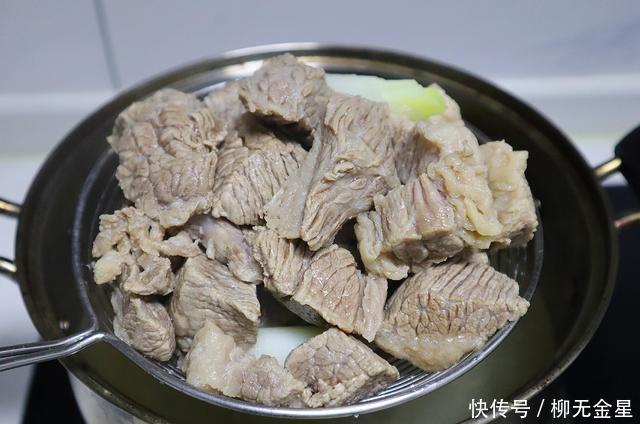 天冷就要吃点暖身菜，几种食材炖1锅，热乎乎的越吃越暖和