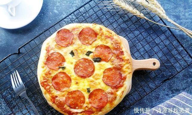 浓郁|手把手教你做腊肠披萨,浓郁的芝士味道,一口树莓
