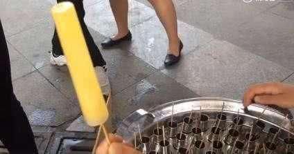 难得一见的“老式冰棍”,1根2块钱,大姐现场制作不用电全靠摇