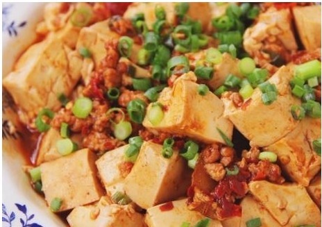 红烧豆腐时,有人先煎有人直接炖,教你正确做法,豆腐更入味