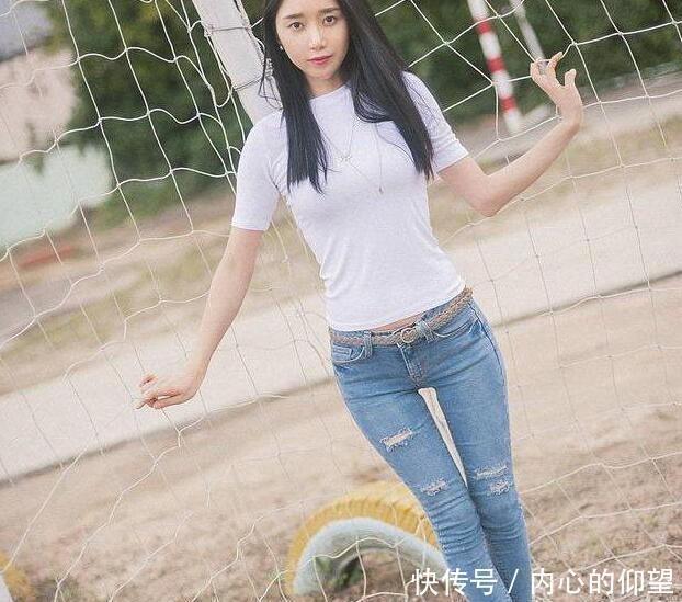 时尚穿搭牛仔裤简单自然的修饰,让女人的长腿更显修长与迷人!