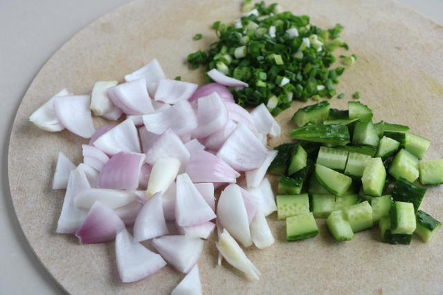 剩馒头别蒸着吃了，5分钟做成早餐，比肉还好吃，每次一锅吃精光