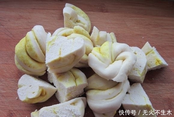 土鸡焖花卷|饭菜一锅出懒人必备,教你制作特色美食土鸡闷花卷,花卷比肉还香